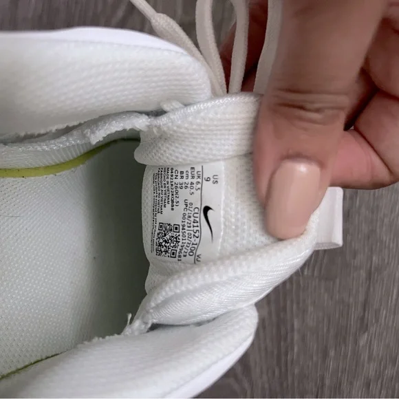 White Nike Air Max Sneakers Like New Size 9 - Picture 7 of 7